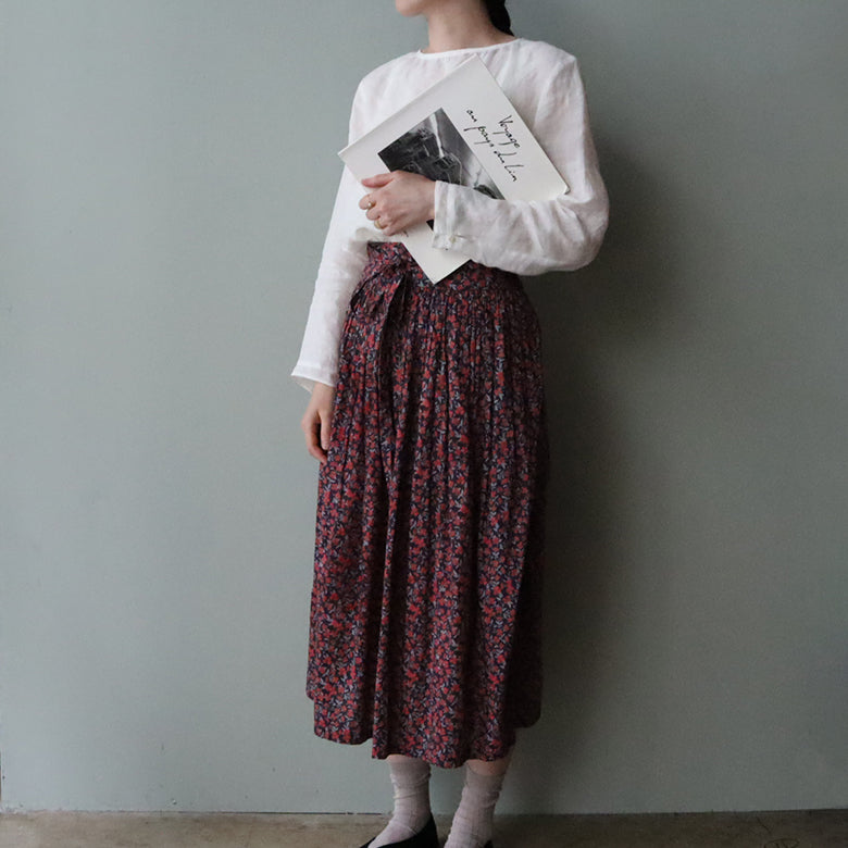 シンプルなブラウス the linen bird