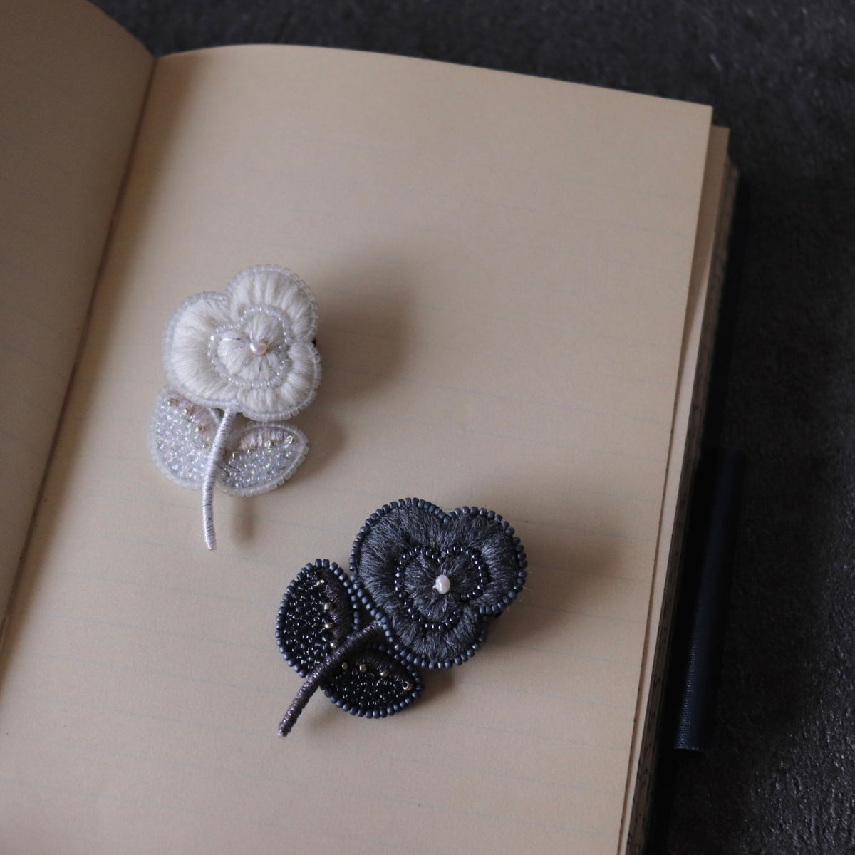 二子玉川(東京)】小林彩乃刺繍ブローチ「rose（ローズ）」 – the linen