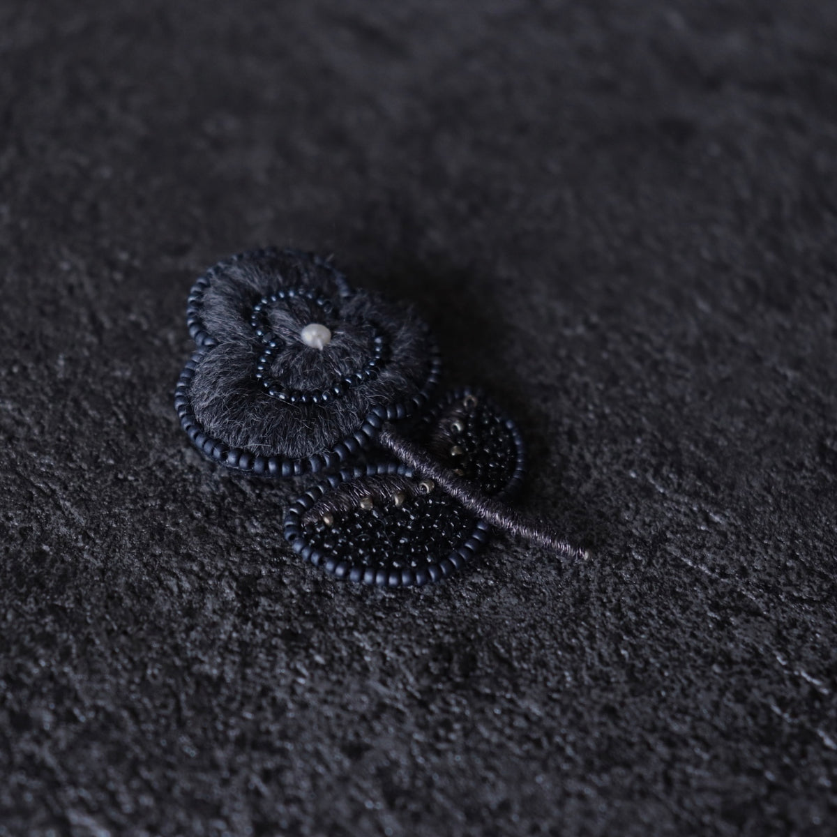 二子玉川(東京)】小林彩乃刺繍ブローチ「rose（ローズ）」 – the linen