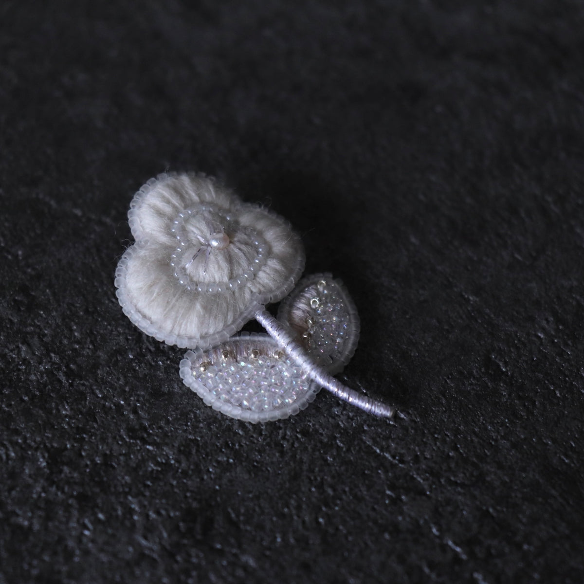 二子玉川(東京)】小林彩乃刺繍ブローチ「rose（ローズ）」 – the linen