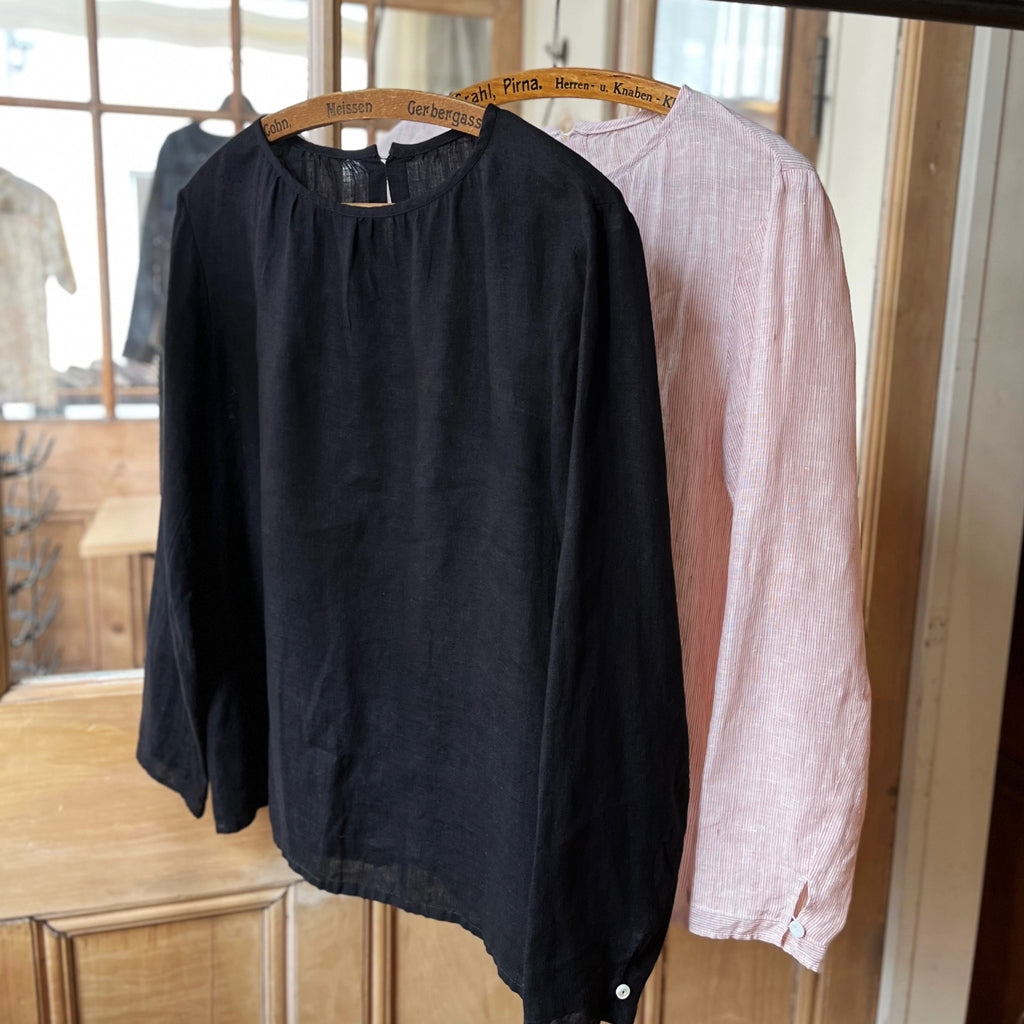 シンプルなブラウス