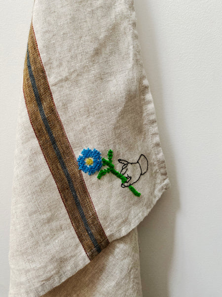 『ナイロビストライプ』にブルーのお花の刺繍を