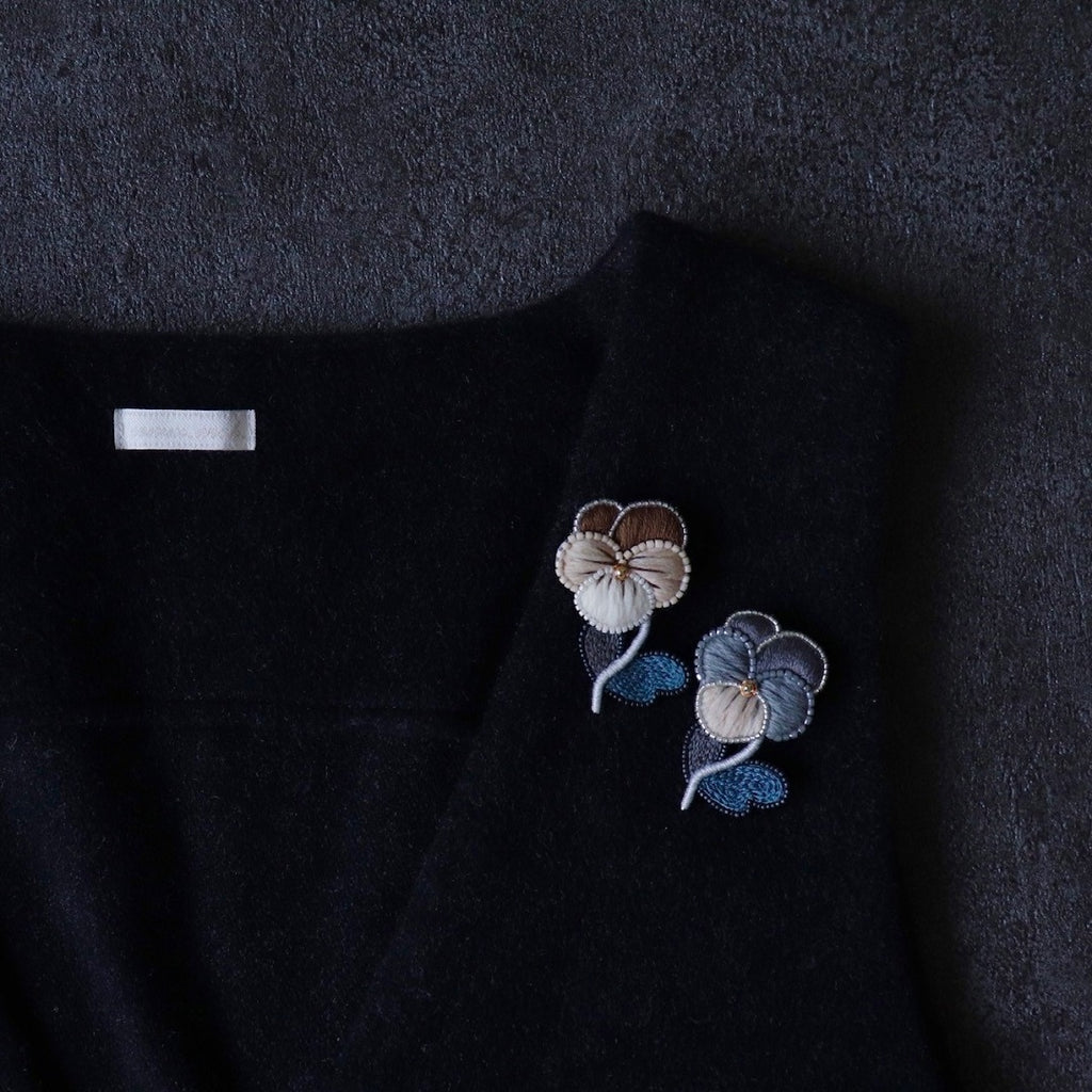 銀刺繍に銀ネズ色地オール刺繍打ち掛けO 北浜(大阪)】小林彩乃 刺繍ワークショップ12月「 パンジーのブローチ