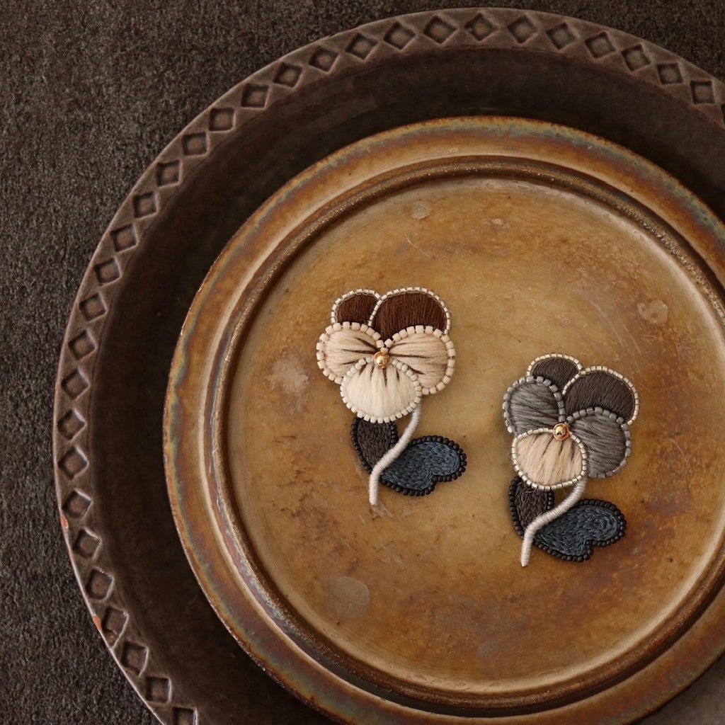 北浜(大阪)】小林彩乃 刺繍ワークショップ12月「 パンジーのブローチ