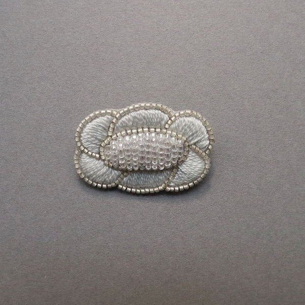 小林彩乃 『シックな色の糸とビーズで、花の刺繡ブローチ』キット ミラーグレー