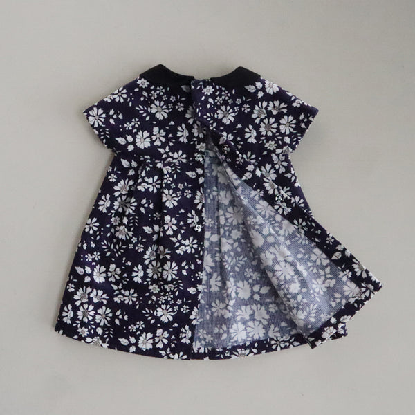 後ろはスナップボタンになっています