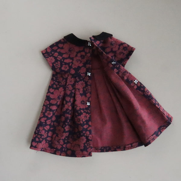 後ろはスナップボタンになっています