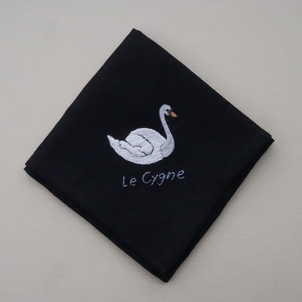 湖を優雅に泳ぐ白鳥の刺繍をします