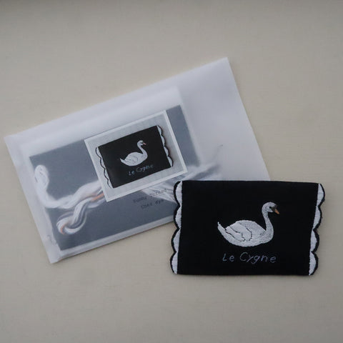 aya　刺繍キット　スワンのティッシュケース