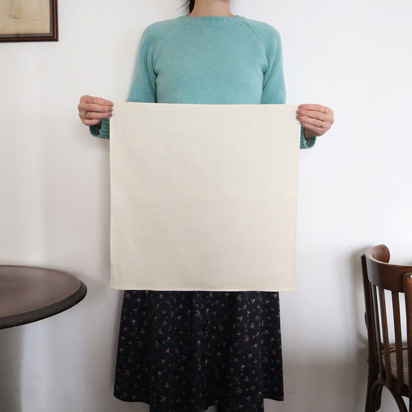 47cm角の大きめのハンカチです