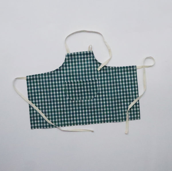 ブラックシャンブレーにはグリーンのエプロンがセットになっています