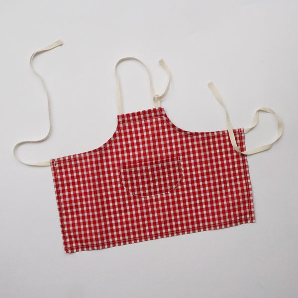 インディゴストライプにはレッドのエプロンがセットになっています