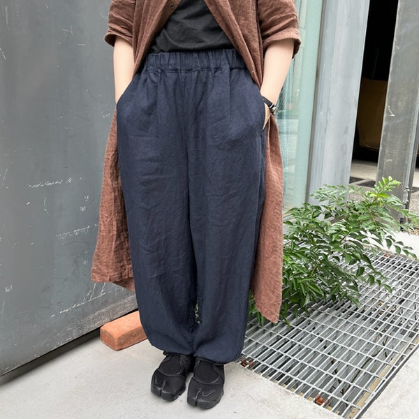 『ギャザーパンツ』身長154cm。少し裾が余ります。丈の調整も可能です。