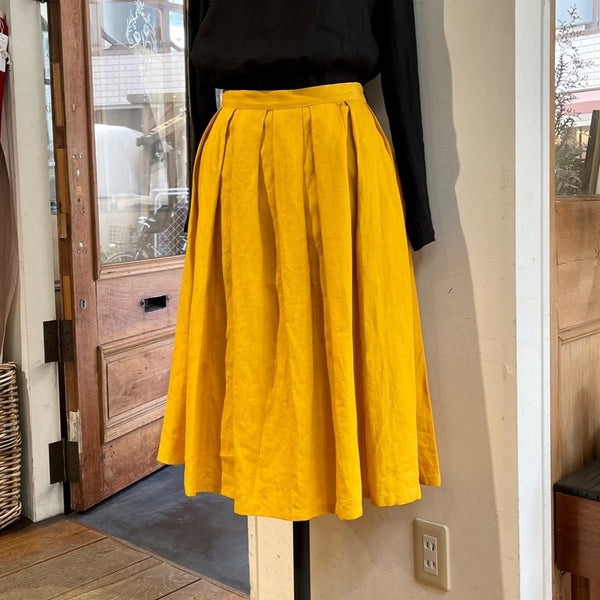 『脇ポケットのタックスカート」