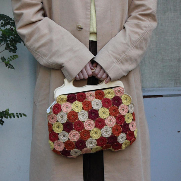 かぎ針編みのモチーフをつなげ、無垢材の持ち手をつけたノスタルジックな雰囲気のバッグをつくるキット