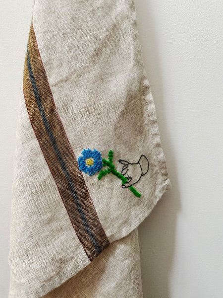 『ナイロビストライプ』にブルーのお花の刺繍を