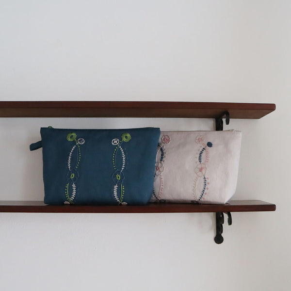 フラワーガーランド模様のポーチ