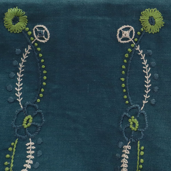 フラワーガーランド模様のポーチ