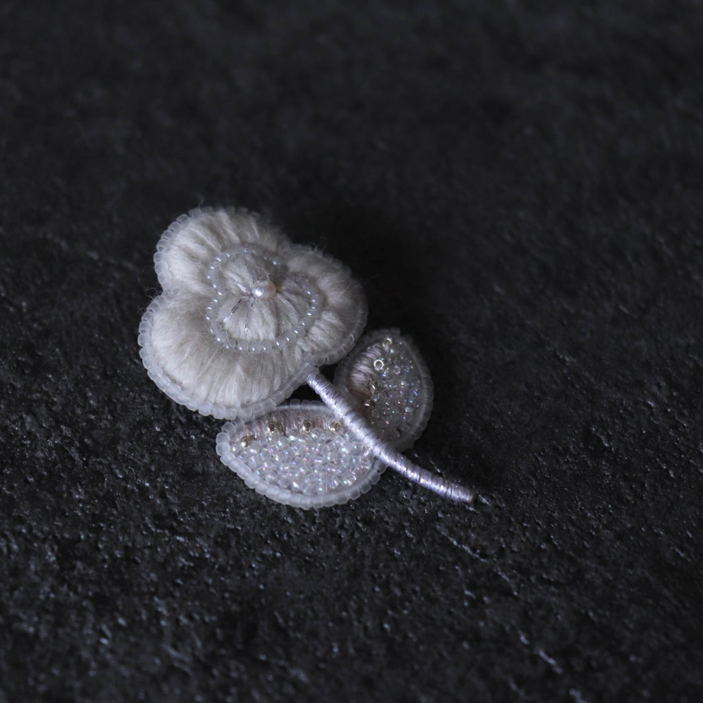 二子玉川(東京)】小林彩乃刺繍ブローチ「rose（ローズ）」 – the linen