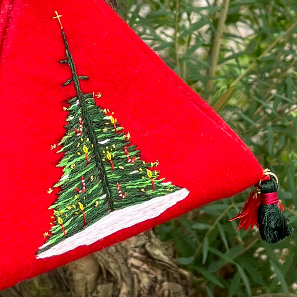 グラデーションの糸を使い、クリスマスツリーを立体的に刺繍します。